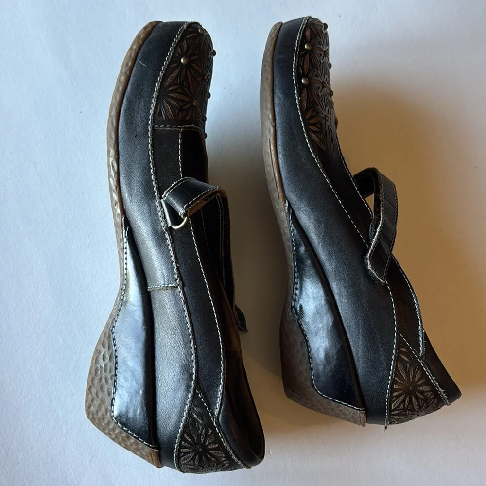 L'ATISTE Spring Step Brown Geometric Pattern Flats - Picture 6 of 9
